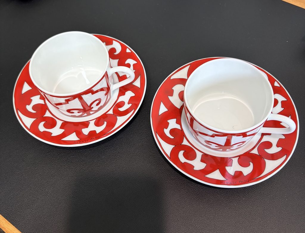 藍住町のお客様から買取したエルメスの赤いカップ&ソーサー2客